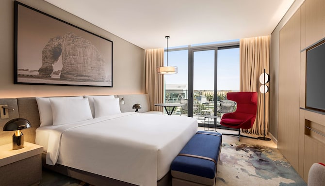Radisson Blu Hotel, Riyadh Convention & Exhibition Center - Executive Room with balcony and lounge access