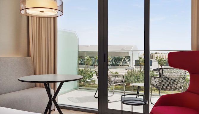 Radisson Blu Hotel, Riyadh Convention & Exhibition Center - Executive Room with balcony and lounge access