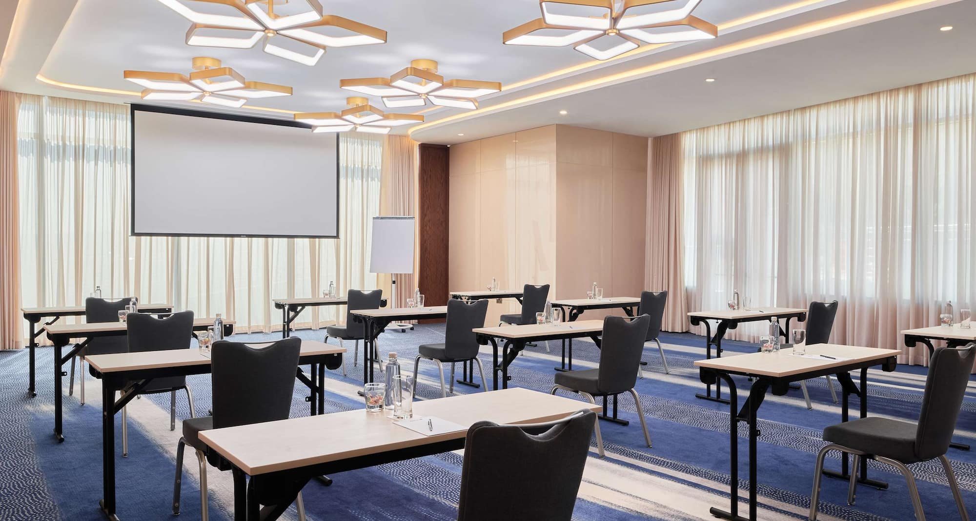 فندق راديسون بلو، مركز الرياض & للمؤتمرات والمعارض - نمط الجلوس في الفصل الدراسي بغرفة اجتماعات نجد
