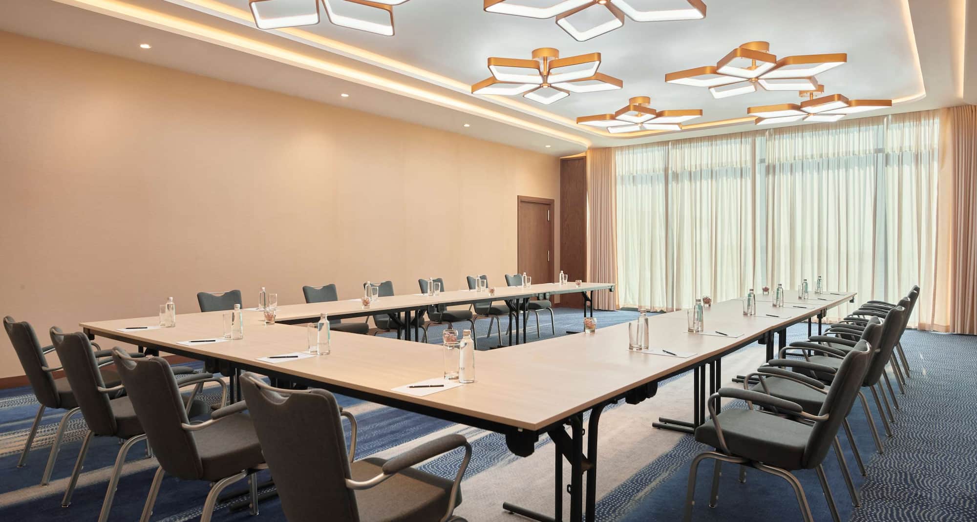فندق راديسون بلو، مركز الرياض & للمؤتمرات والمعارض - نمط للجلوس على شكل حرف U بغرفة اجتماعات نجد