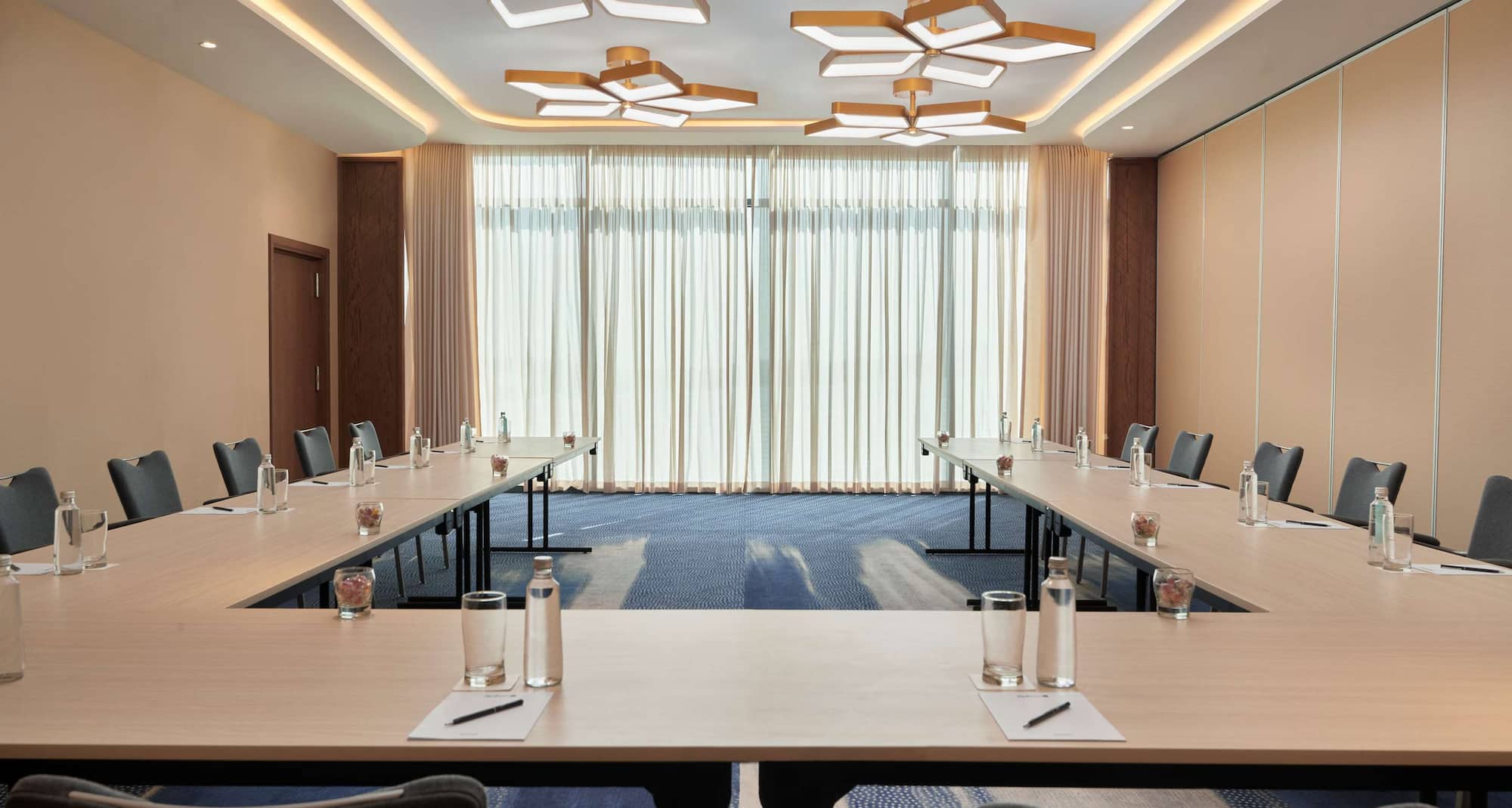 فندق راديسون بلو، مركز الرياض & للمؤتمرات والمعارض - نمط للجلوس على شكل حرف U بغرفة اجتماعات نجد