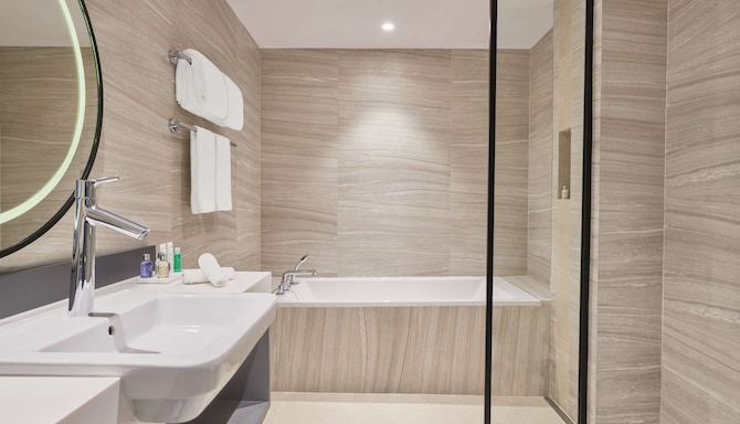 Radisson Blu Hotel, Riyadh Convention & Exhibition Center - Junior Suite with lounge access bathroom