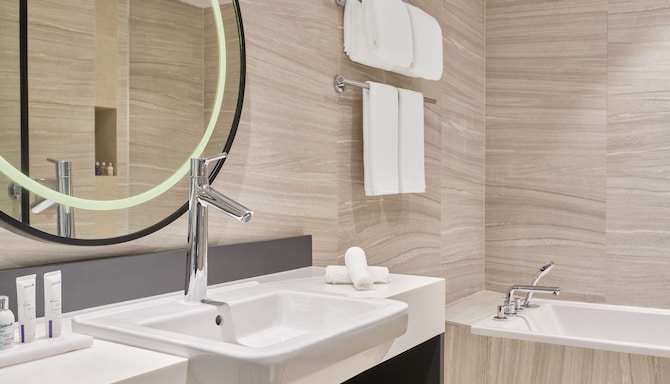 Radisson Blu Hotel, Riyadh Convention & Exhibition Center - Junior Suite with lounge access bathroom