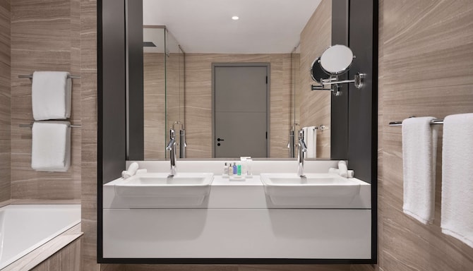 Radisson Blu Hotel, Riyadh Convention & Exhibition Center - Suite bathroom
