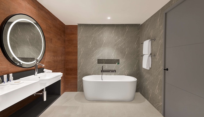 Radisson Blu Hotel, Riyadh Convention & Exhibition Center - Premium Suite with Lounge Access bathroom