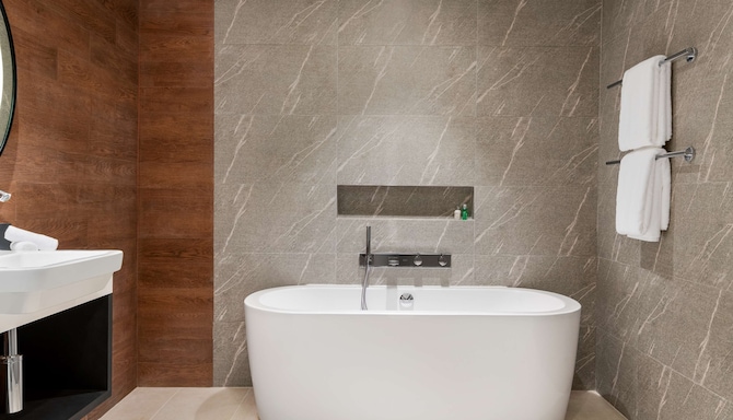 Radisson Blu Hotel, Riyadh Convention & Exhibition Center - Premium Suite with Lounge Access bathroom