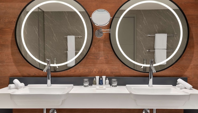 Radisson Blu Hotel, Riyadh Convention & Exhibition Center - Premium Suite with Lounge Access bathroom