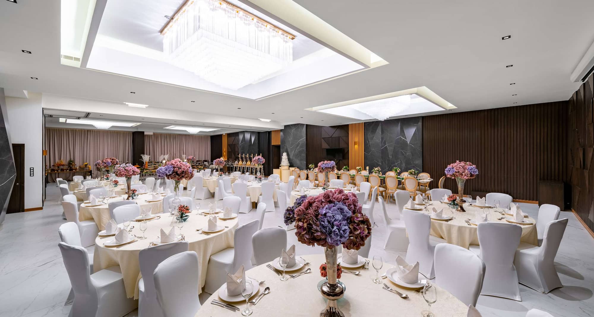 Radisson Blu Hotel, Riyadh Qurtuba - Banquet Hall dinning set-up