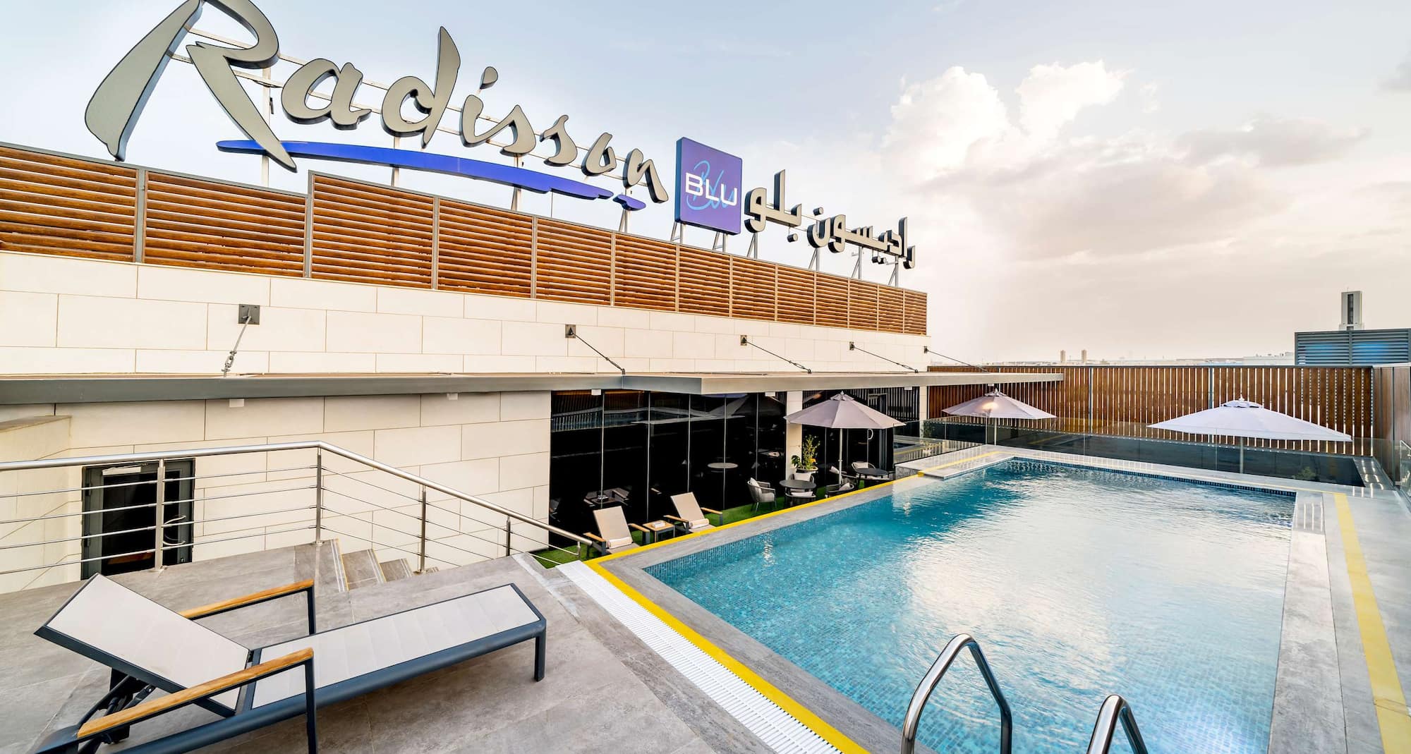 利雅得库尔图巴丽笙酒店 - 女士户外泳池