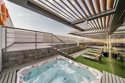 利雅得库尔图巴丽笙酒店 - 按摩浴池和泳池