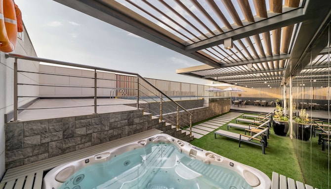 利雅得库尔图巴丽笙酒店 - 按摩浴池和泳池