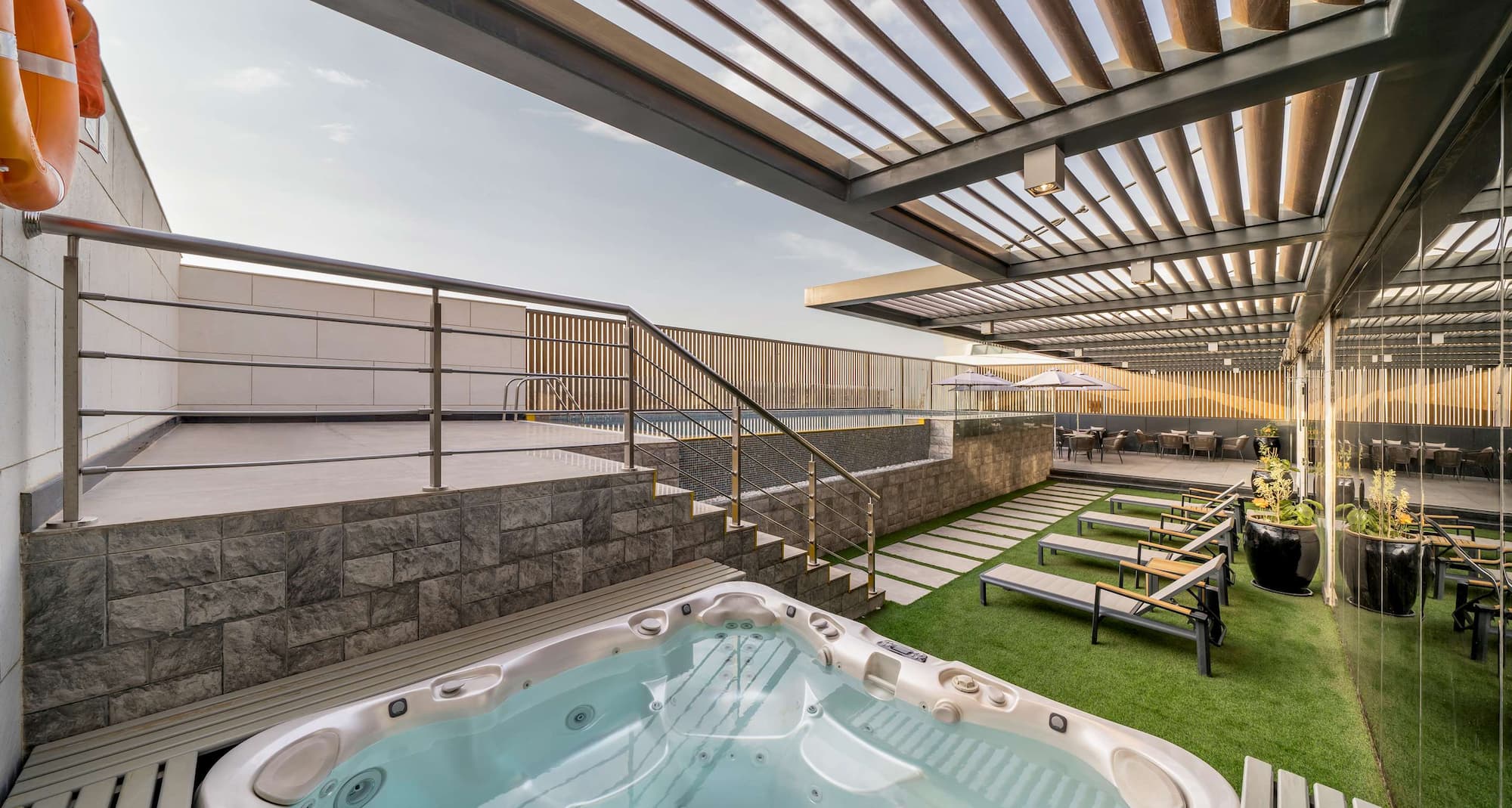 فندق راديسون بلو، الرياض قرطبة، حوض استحمام ساخن وحمام سباحة