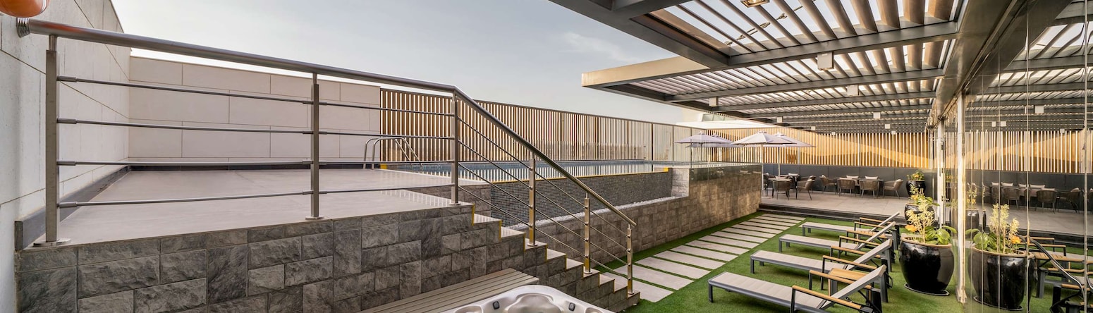 فندق راديسون بلو، الرياض قرطبة، حوض استحمام ساخن وحمام سباحة