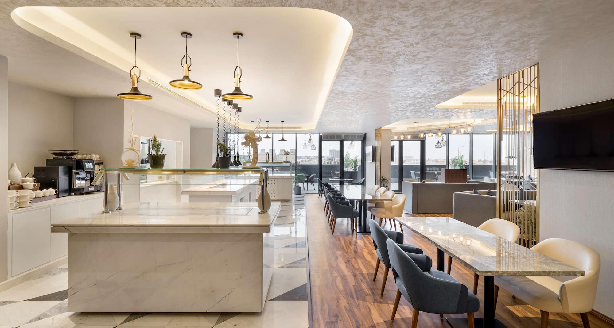 Radisson Blu Hotel, Riyadh Qurtuba - Restaurant with outdoor view