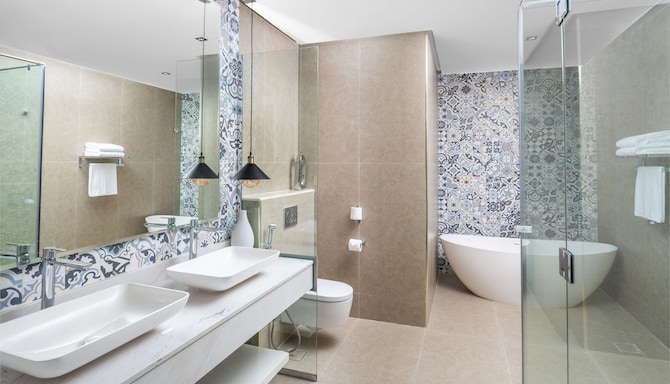 Radisson Blu Hotel, Riyadh Qurtuba - Suite bathroom