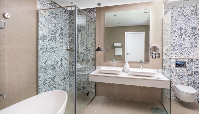 Radisson Blu Hotel, Riyadh Qurtuba - Bathroom