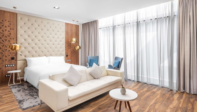 Radisson Blu Hotel, Riyadh Qurtuba - Master bedroom-Royal Suite