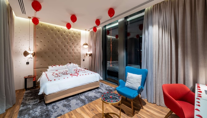 Radisson Blu Hotel, Riyadh Qurtuba - Honeymoon setup- Bridge Suite