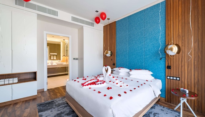 Radisson Blu Hotel, Riyadh Qurtuba - Honeymoon setup- Bridge Suite