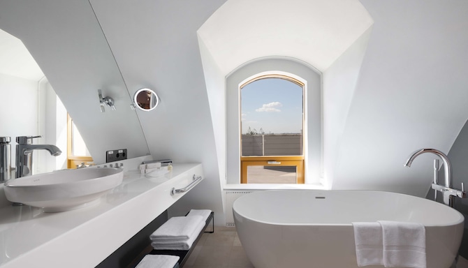 Radisson Blu Hotel, Rostov - One Bedroom Suite bath