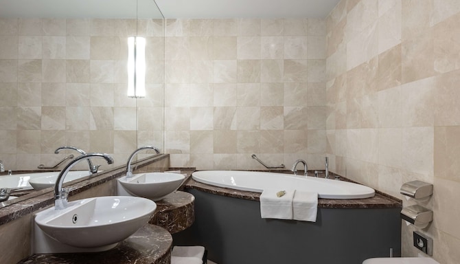 Radisson Blu Hotel, Rostov - Junior Suite bathroom