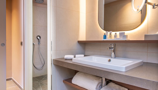 Radisson Blu Hotel, Rouen Centre - Guest room bathroom