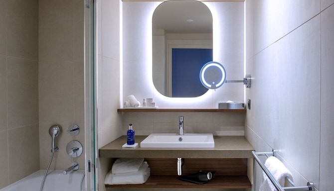 Radisson Blu Hotel, Rouen Centre - Guest room bathroom