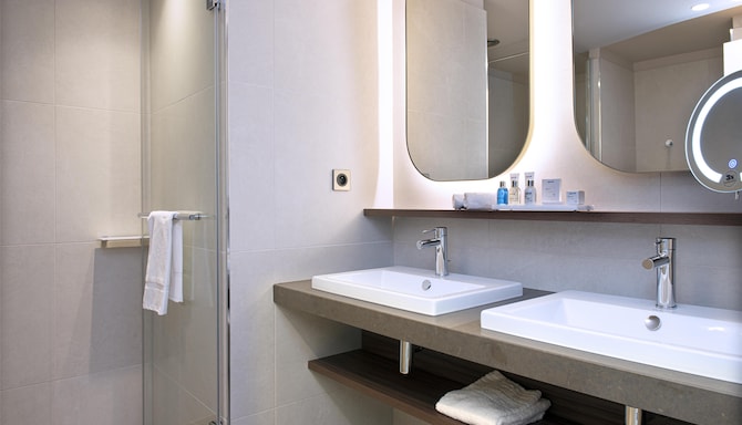 Radisson Blu Hotel, Rouen Centre - Family Room Bath