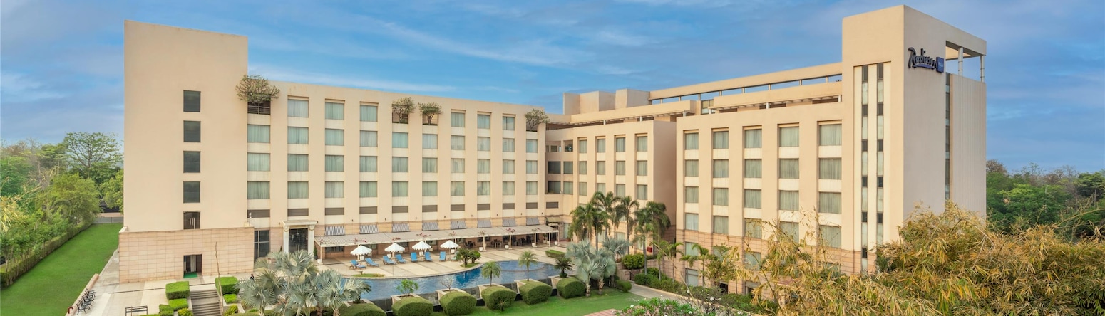 Radisson Blu Hotel, Rudrapur - Facade with pool