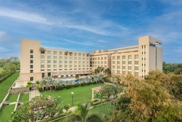 Radisson Blu Hotel, Rudrapur - Facade with pool