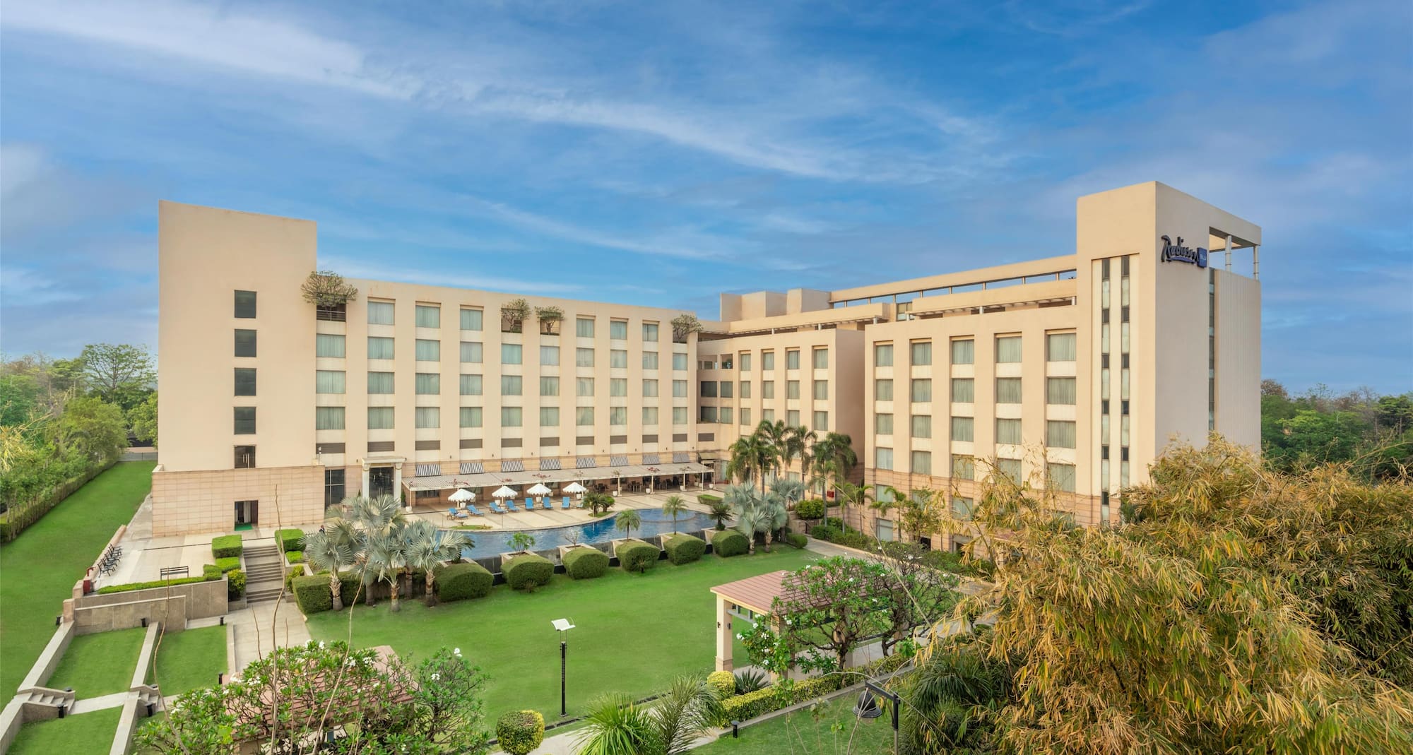 Radisson Blu Hotel, Rudrapur - Facade with pool