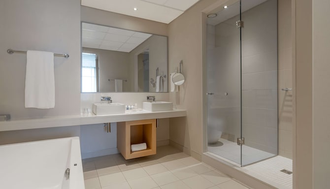 Radisson Blu Hotel Sandton, Johannesburg - 客房浴室