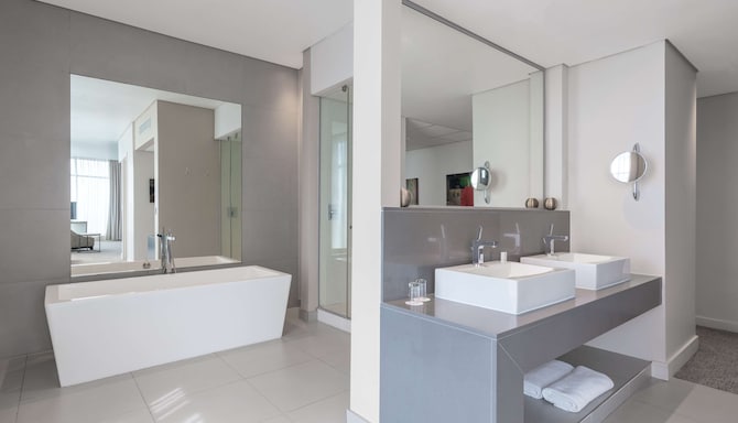 Radisson Blu Hotel Sandton, Johannesburg - 客房浴室