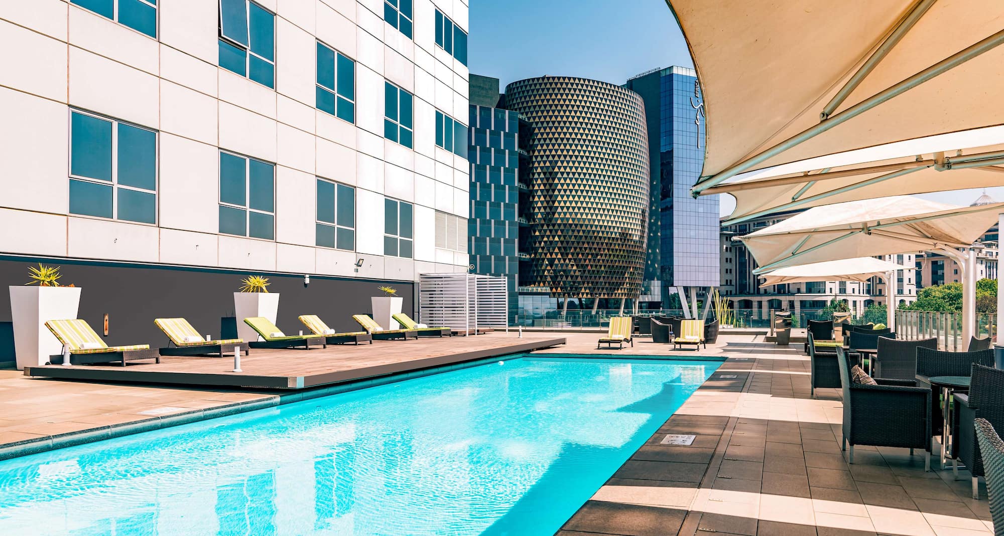 Radisson Blu Hotel Sandton, Johannesburg - Pool deck at the 8th floor