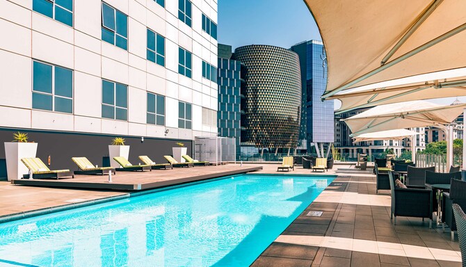 Radisson Blu Hotel Sandton, Johannesburg - Pool deck at the 8th floor