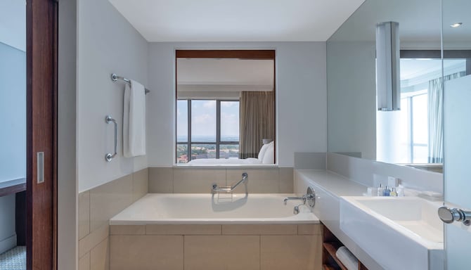 Radisson Blu Hotel Sandton, Johannesburg - 套房浴室