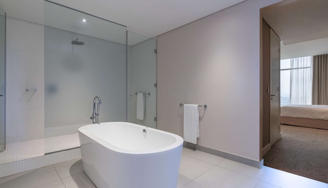 Radisson Blu Hotel Sandton, Johannesburg - 套房浴室