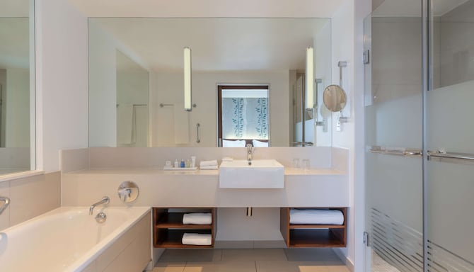 Radisson Blu Hotel Sandton, Johannesburg - 套房浴室
