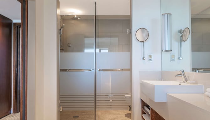 Radisson Blu Hotel Sandton, Johannesburg - 套房浴室