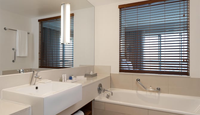 Radisson Blu Hotel Sandton, Johannesburg - 客房浴室
