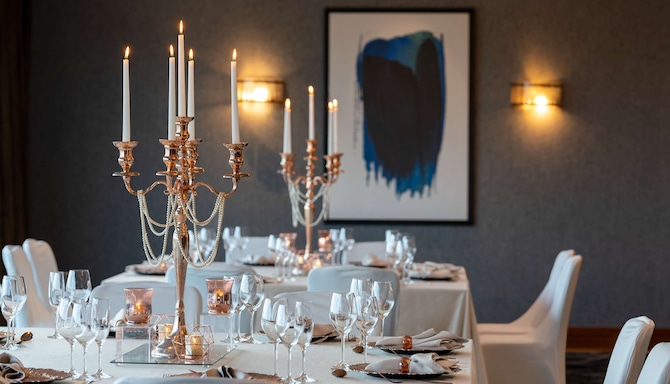 Radisson Blu Hotel Sandton, Johannesburg - Sqaure table wedding set up