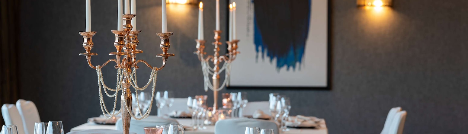 Radisson Blu Hotel Sandton, Johannesburg - Sqaure table wedding set up