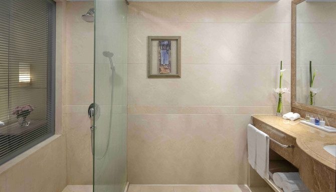 Radisson Blu Hotel, Shanghai New World - Guest Bathroom