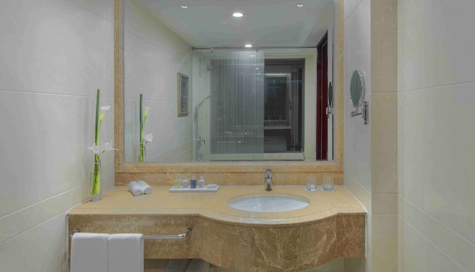Radisson Blu Hotel, Shanghai New World - Guest Bathroom