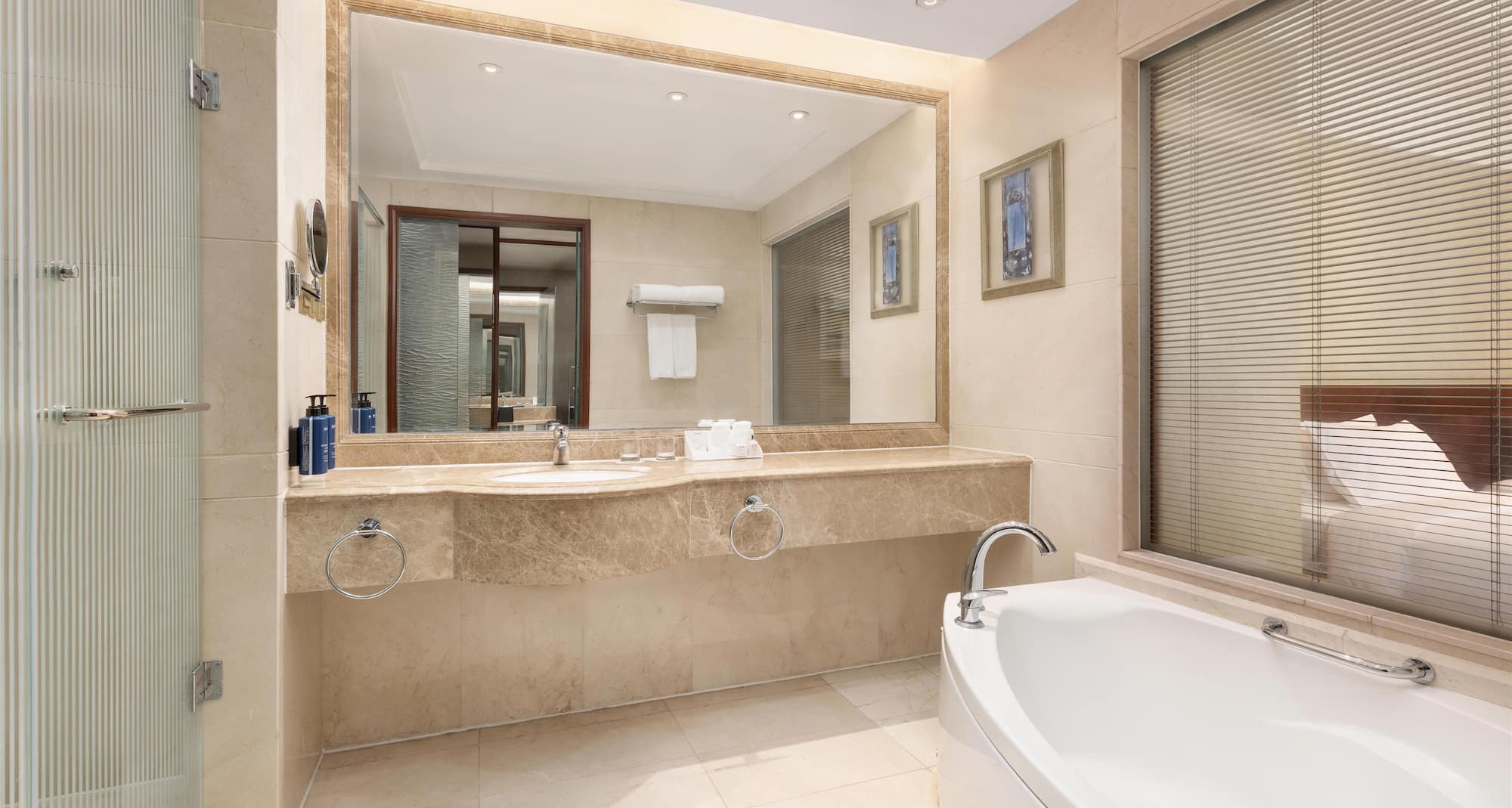 Radisson Blu Hotel, Shanghai New World - Superior Room