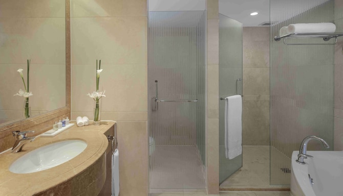 Radisson Blu Hotel, Shanghai New World - Junior Suite Bathroom