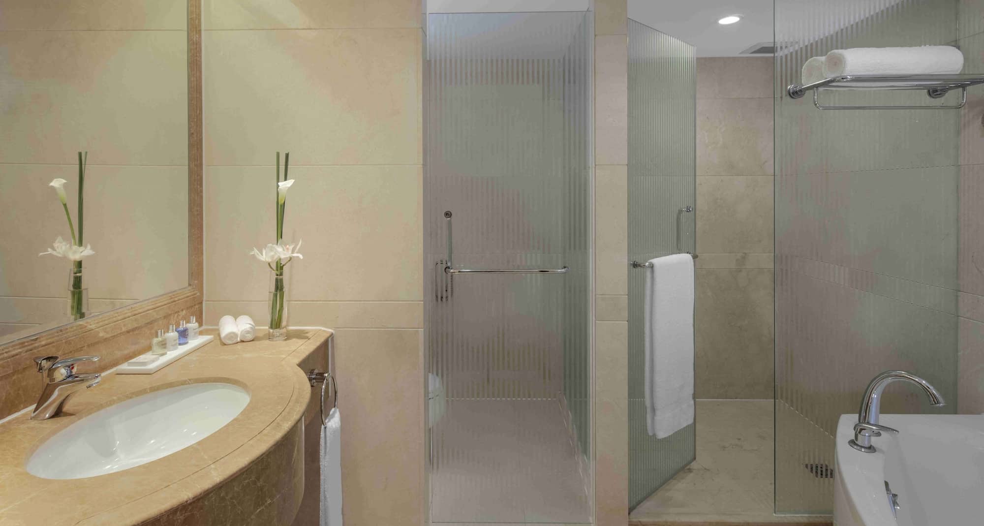 Radisson Blu Hotel, Shanghai New World - Junior Suite Bathroom