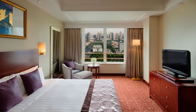 Radisson Blu Hotel, Shanghai New World - Business Class Deluxe Suite Bedroom
