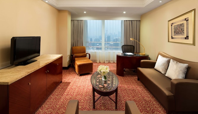 Radisson Blu Hotel, Shanghai New World - Business Class Deluxe Suite Living Room