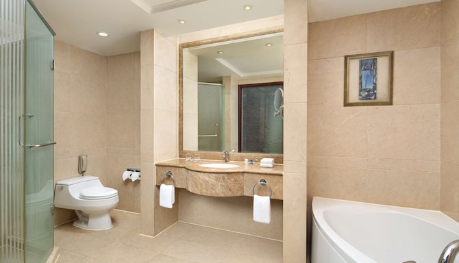 Radisson Blu Hotel, Shanghai New World - Family Suite Bathroom